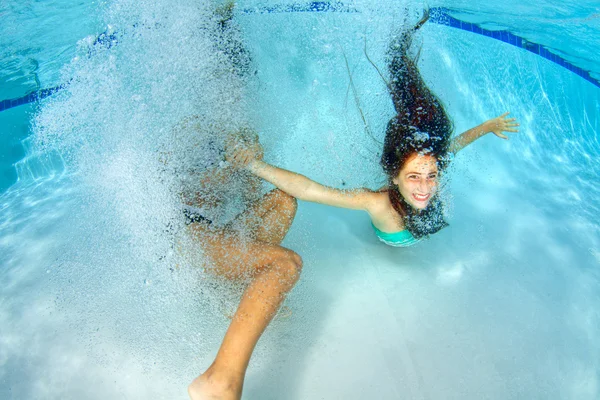 Duas meninas brincando debaixo d 'água Imagens Royalty-Free