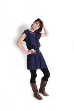 model üzerinde studio oynayan genç esmer