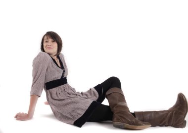 genç kadın botları yere oturmuş