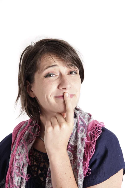 Humoristisk porträtt ogf en ung kvinna med fingret på hennes mun — Stockfoto