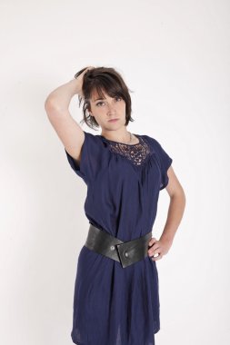 model üzerinde studio oynayan genç esmer