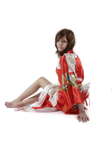 Jeune fille française geisha en soie rouge kimono — Photo