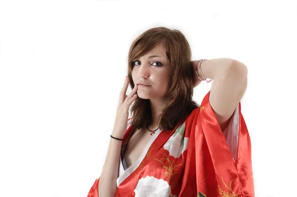 Jeune fille française geisha en soie rouge kimono — Photo