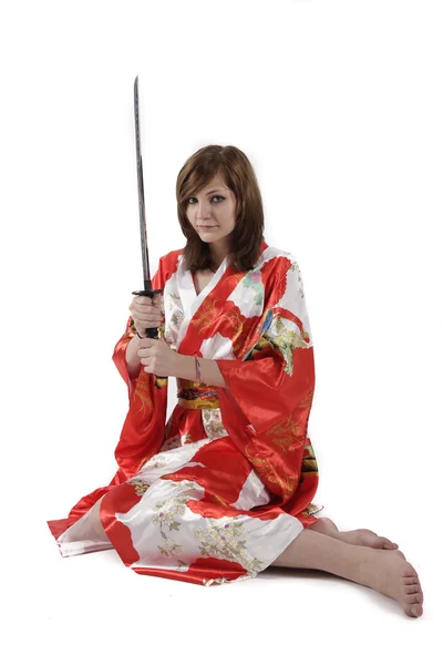 Franska ung flicka geisha i rött siden kimono med japanska svärd — Stockfoto