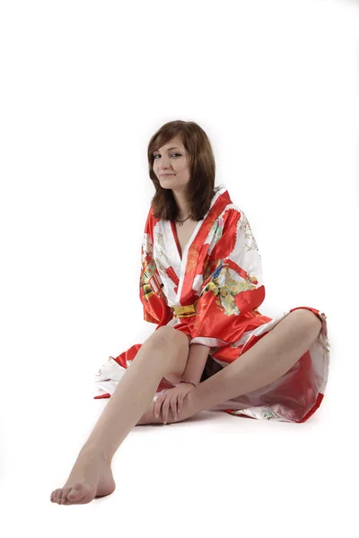Γαλλική νεαρή κοπέλα γκέισα σε κόκκινο μετάξι κιμονό — Φωτογραφία Αρχείου