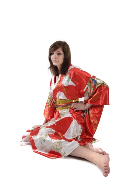 Jeune fille française geisha en soie rouge kimono — Photo