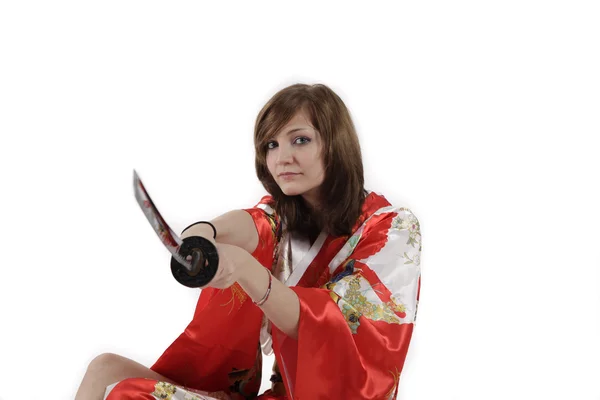 Jeune fille française geisha en soie rouge kimono avec épée japonaise — Photo