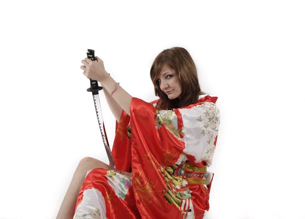 Geisha joven francesa en kimono de seda roja con espada japonesa —  Fotos de Stock