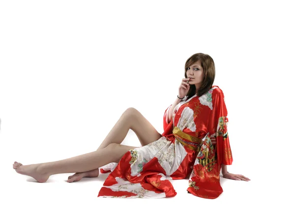 Jeune fille française geisha en soie rouge kimono — Photo