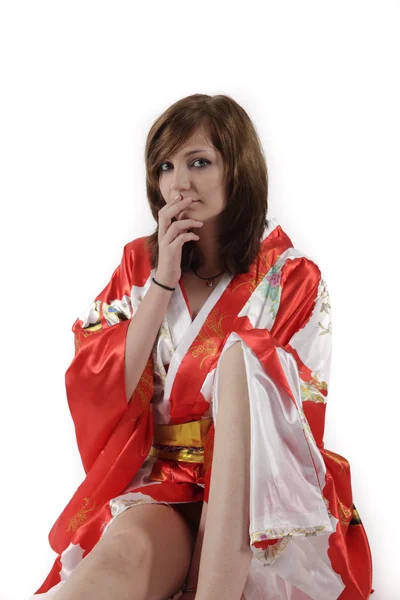 Giovane geisha francese in kimono di seta rossa — Foto Stock