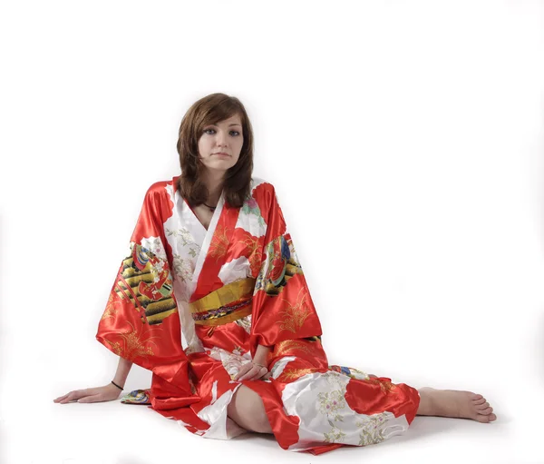 Jeune fille française geisha en soie rouge kimono — Photo