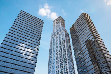 3D yüksek bina dış tarafı mavi gökyüzüyle donatılmış