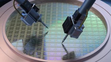Yarı iletken için silikon gofretli robotik kollar 4K görüntü üretiyor.