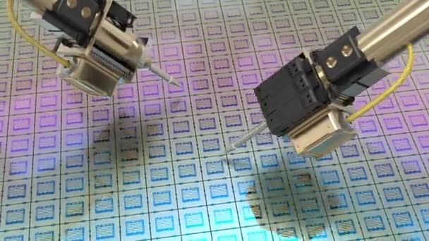 Brazos Robóticos Con Obleas Silicio Para Fabricación Semiconductores Imágenes — Vídeo de stock