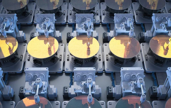 실리콘 웨이퍼로 로봇팔을 렌더링하는 반도체 — 스톡 사진