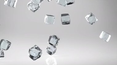 Gri arkaplana düşen buz küpleri 4K görüntü