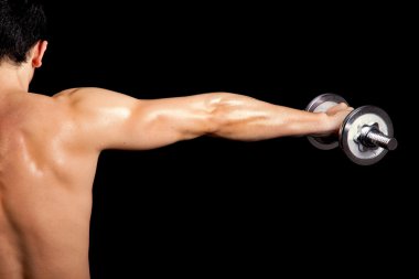 kas genç adam geri siyah backgr karşı ağırlık kaldırma