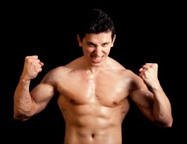 Atletik kaslı adam karanlık arka plana karşı