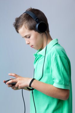 Çocuk oyun konsolu gri arka plan üzerinde oynama