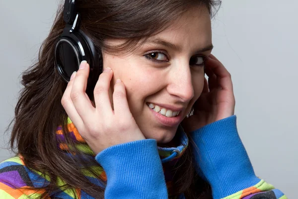 Jeune belle femme écouter de la musique avec écouteurs — Photo