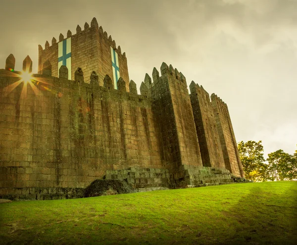 Castillo de Guimaraes, y parque circundante, en el norte de Portugal — Foto de Stock