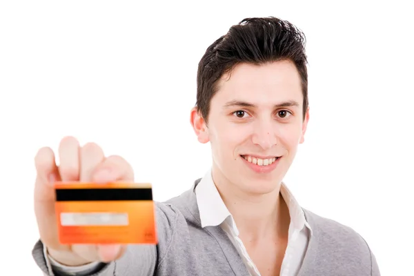 Joven sonriente con tarjeta de crédito, aislado en blanco — Foto de Stock