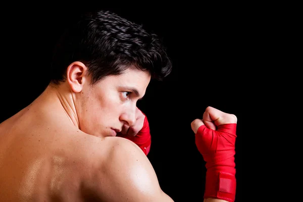 Joven boxeador luchador sobre fondo negro — Foto de Stock