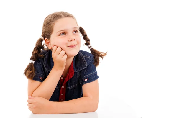 Image rapprochée d'une petite fille réfléchissant et levant les yeux, isolée — Photo