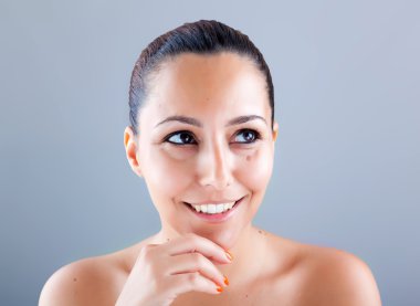 gri arka plan üzerinde gülümseyen güzel kadın portresi