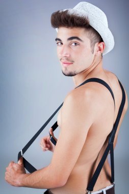 gri bir arka plana dayanır şapkalı yakışıklı bir genç adam portresi