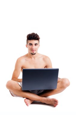 genç adam laptop ile katta oturan beyaz izole