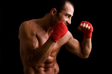 siyah arka plan üzerine genç boksör fighter