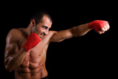siyah arka plan üzerine genç boksör fighter