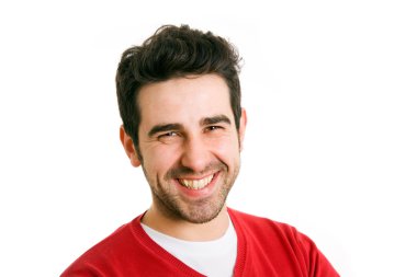 genç adam gülüyor, beyaz zemin üzerine izole kırmızı gömlekli