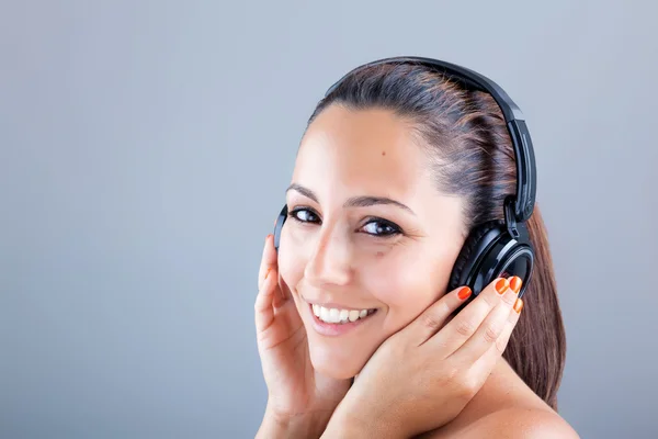 Sorrindo bela mulher ouvindo música — Fotografia de Stock