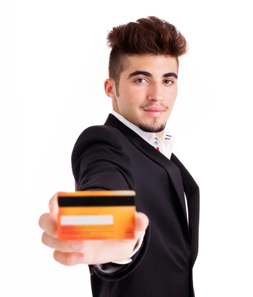 Молодий чоловік з кредитною карткою на білому тлі — стокове фото