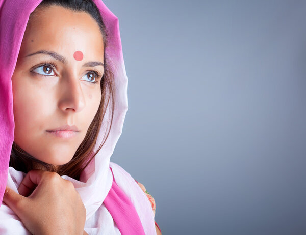 Портрет крупным планом красивой молодой индианки
