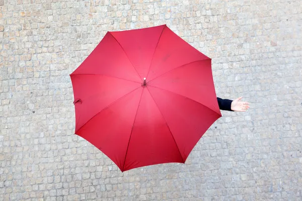 Obchodní žena skryté pod deštník a kontrolu, pokud je rainin — Stock fotografie