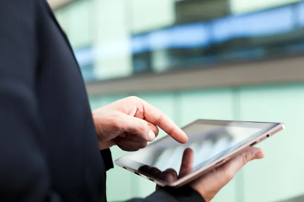 İşadamı dijital tabletle çalışıyor.