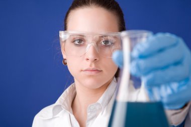 mavi arka plan karşı kadın araştırmacı