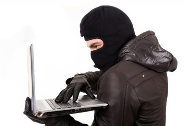hacker üzerinde beyaz izole dizüstü bilgisayardan veri çalmak