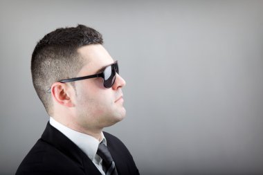 genç iş adamı profil gri arka plan üzerinde
