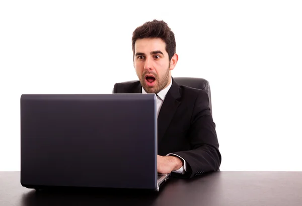 Joven hombre de negocios mirando la computadora de la pantalla con un exp emocionado —  Fotos de Stock