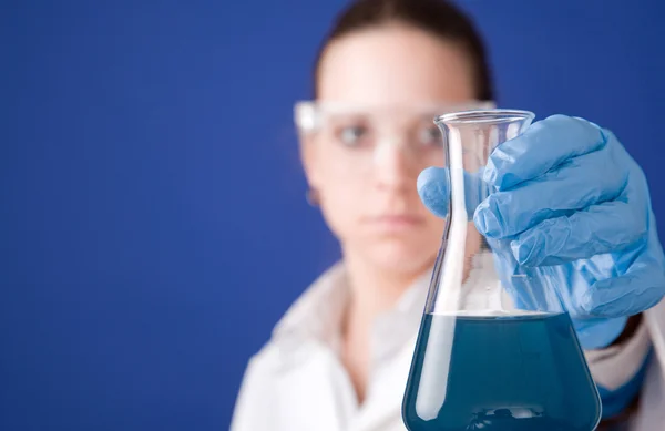 Jovem cientista contra fundo azul, fora de foco — Fotografia de Stock