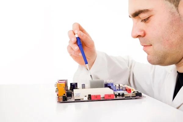 Ingeniero informático reparando una placa base, aislado en blanco — Foto de Stock