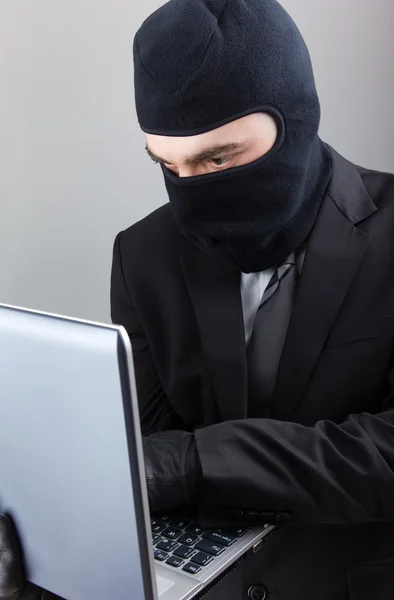 Počítačový hacker v obleku a kravatu — Stock fotografie