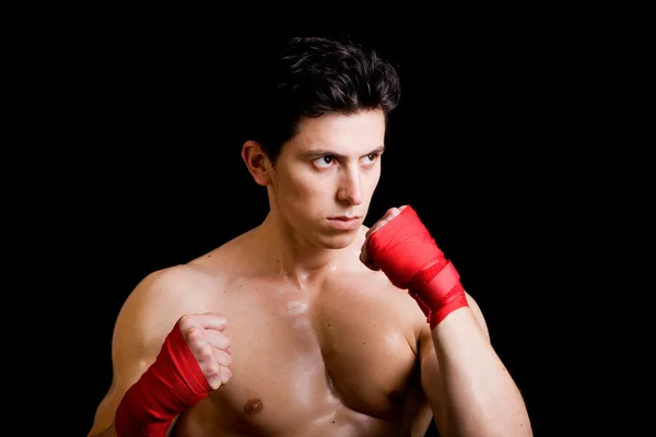 Joven boxeador luchador sobre fondo negro — Foto de Stock