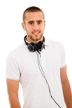 kulaklıklar beyaz bir arka plan ile genç adam portresi