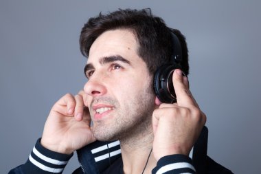 gülümseyen genç casual adam kulaklık ile müzik dinlemek