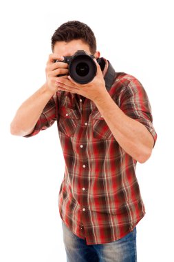 beyaz izole kamera ile genç fotoğrafçı
